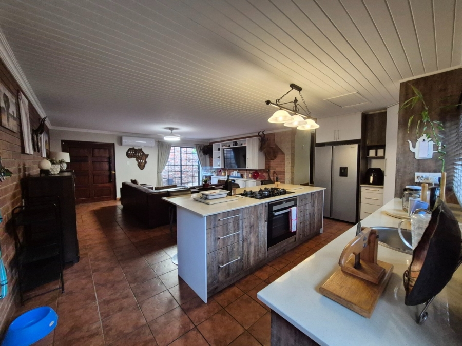 5 Bedroom Property for Sale in Langenhovenpark Free State